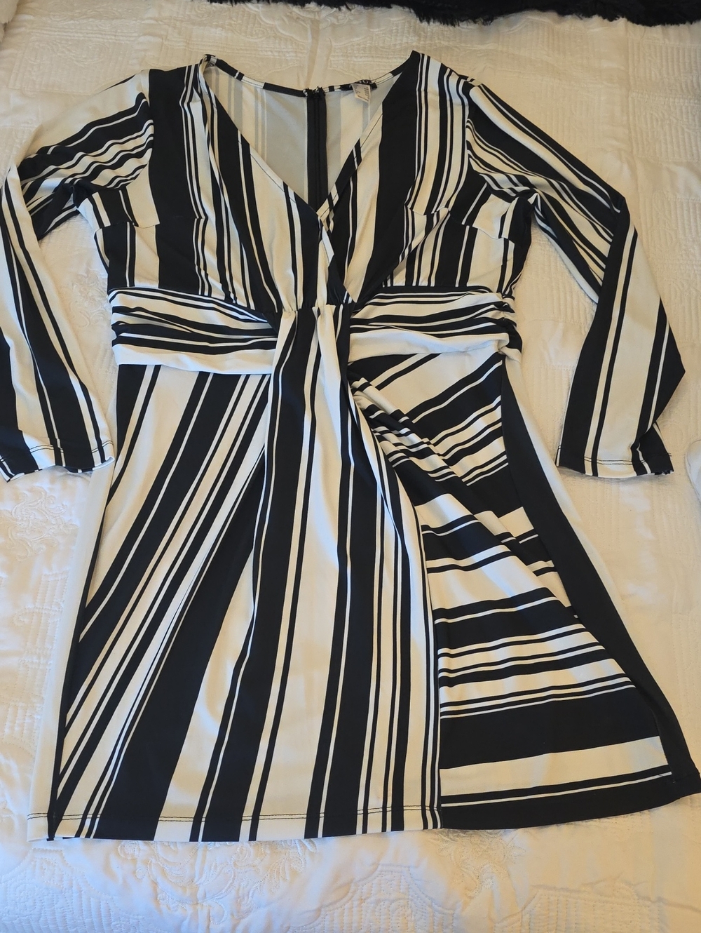 VENUS Black and White Long Sleeve Striped V-Neck Dress
